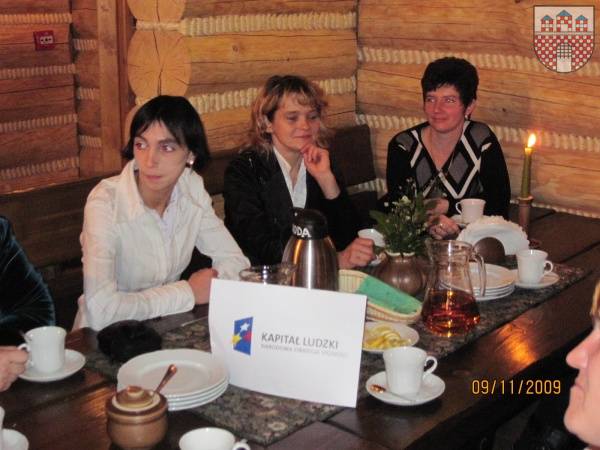 : Na fot. Od lewej  Iwona Wolska z Żarki, Urszula Kubis z Jaroszowa oraz Marzena Sierpińska z Zawady w trakcie uroczystości podsumowującej projekt. 
